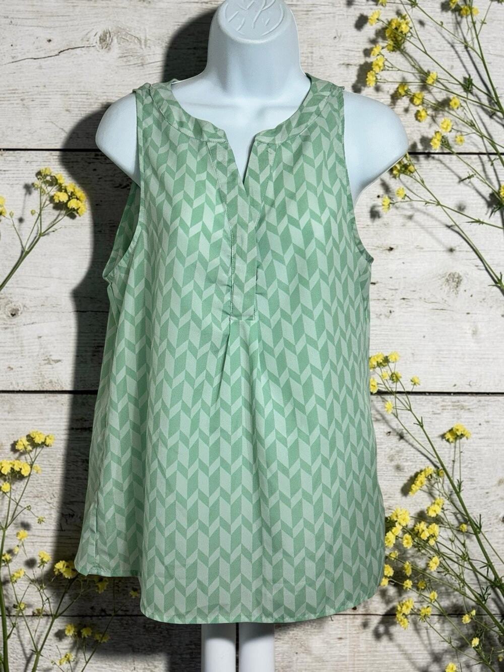 Kenar Blouse Sz M Sleeveless V-Neck Light Green Top Geometric Shirt Lightweight
